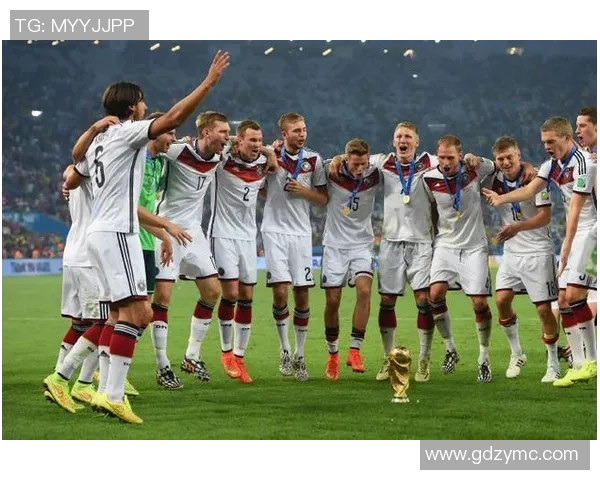 足球明星合影帅照大赏精彩瞬间尽在其中让我们一同欣赏这些传奇球员的风采