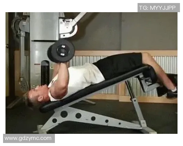 哑铃卧推时胸部没有感觉的原因及解决方法解析